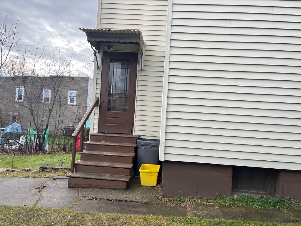 Building Photo - 124 Squires Ave