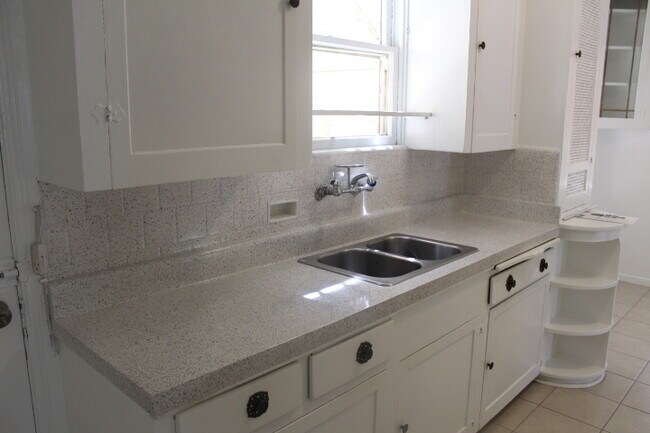 Foto del edificio - Spacious corner unit in Cortez Hills!