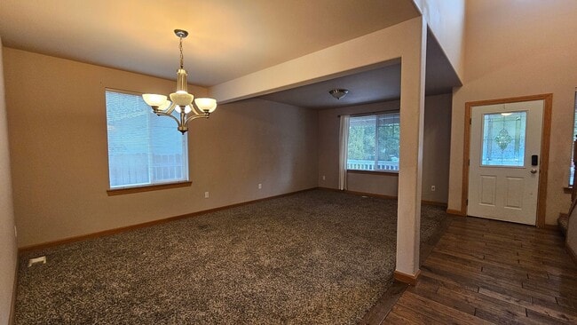 Building Photo - Large 4 Bed Home in Yelm