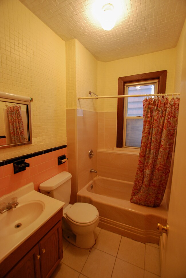 Building Photo - 136 Saratoga St