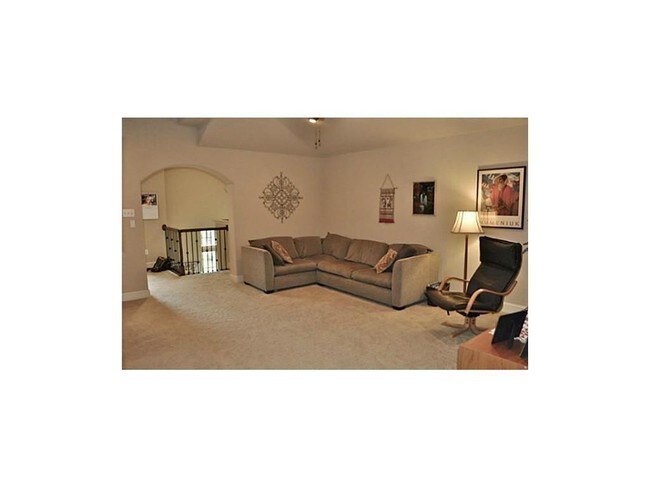 Building Photo - 735 Arbol