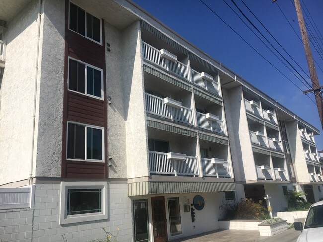Building Photo - 363 Newport Ave