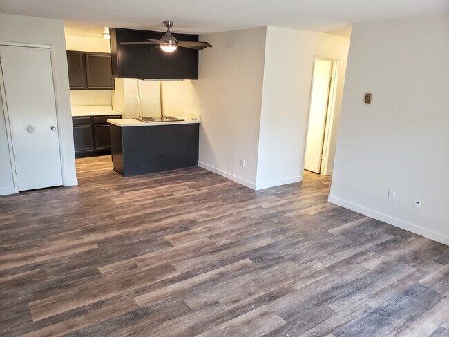 Foto del edificio - The Grove 2bd/1ba with New Flooring Throug...