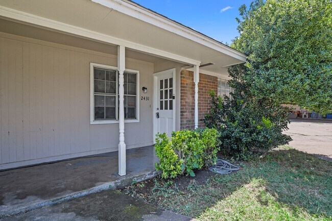 Building Photo - 2429 Lakeview Cir