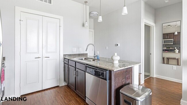 Foto del edificio - 4300 Cromwell Dr