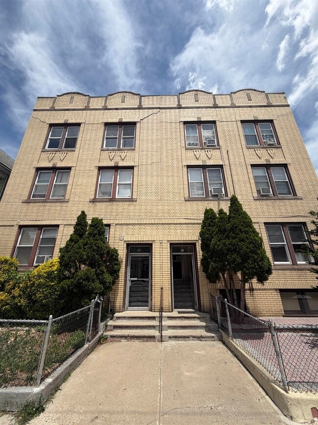 Building Photo - 67 W 53rd St