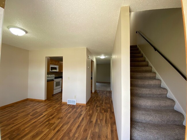 Building Photo - 2 Bed 1 Bath Townhome