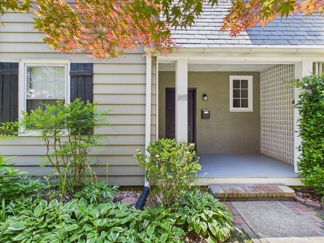 Building Photo - Beautiful 4 Bedroom 2 Bathroom Single Fami...