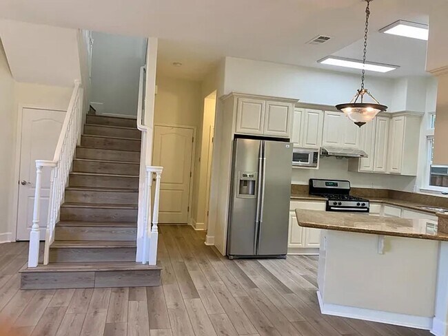 Building Photo - Beautiful 2 Level Home !!