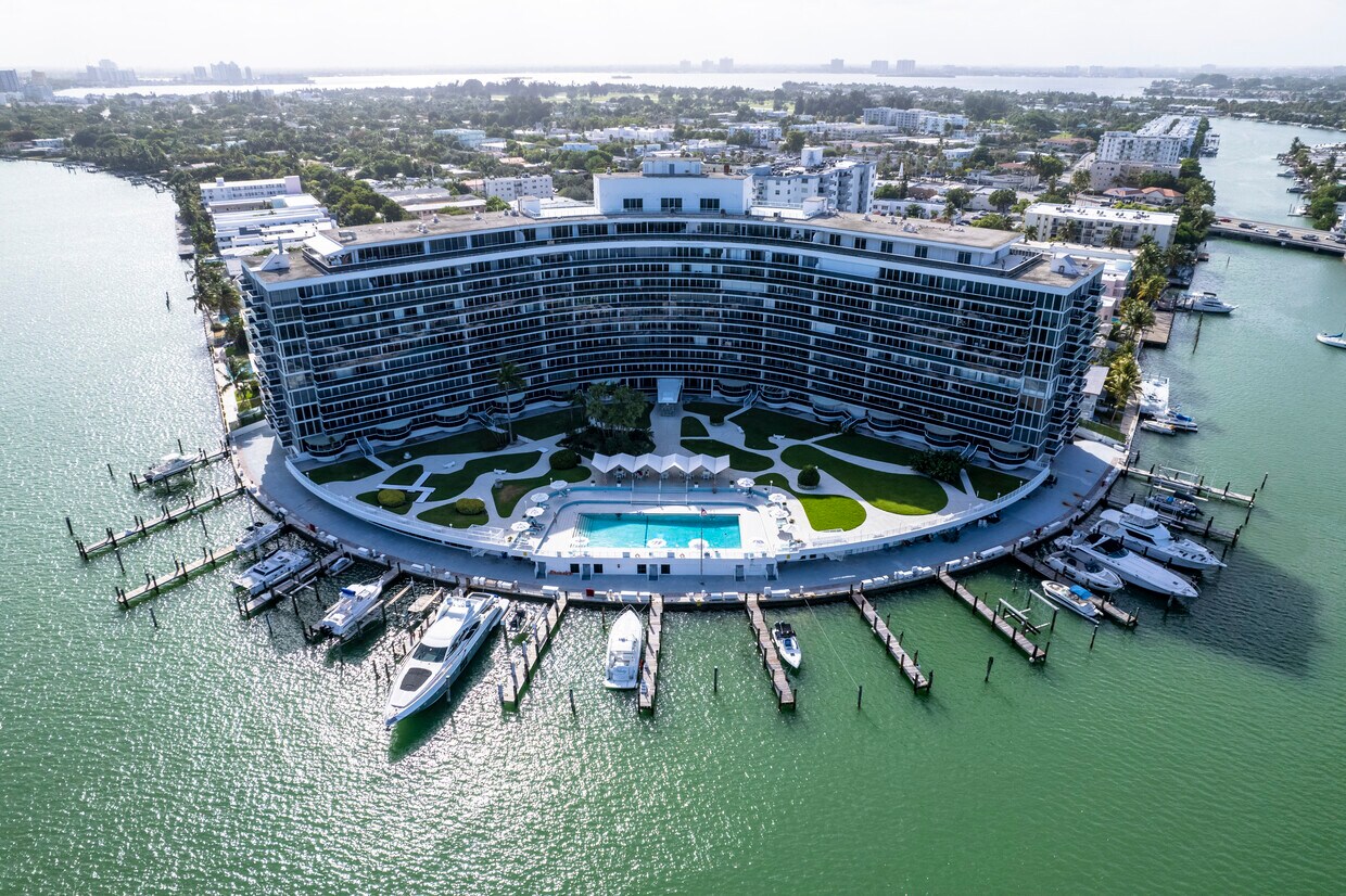 Foto principal - 900 Bay Dr
