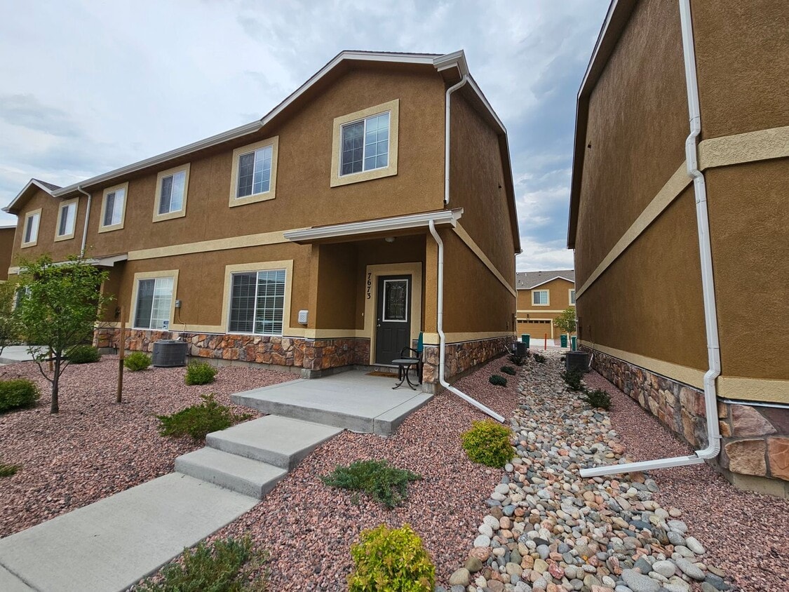 3 bed-3 bath Townhome with AC!!! - 3 bed-3 bath Townhome with AC!!!