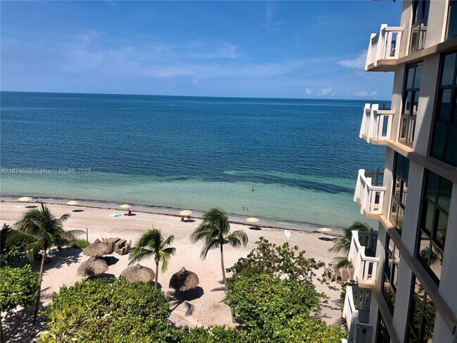 Foto del edificio - 1111 Crandon Blvd