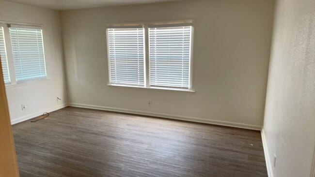 Building Photo - Updated Throughout