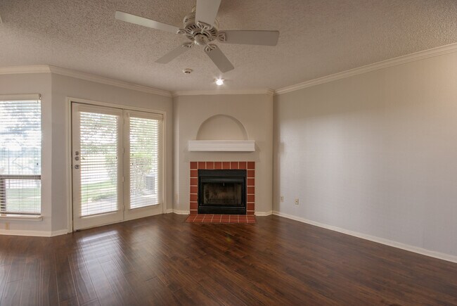 Building Photo - 2 Bedroom / 2 Bath Condo Off of Far West