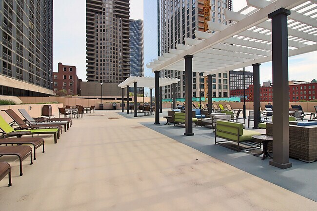 Photo - 443 E Ohio St Apartment