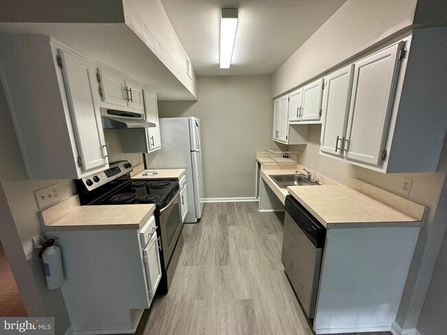 Building Photo - 8 Normandy Square Ct