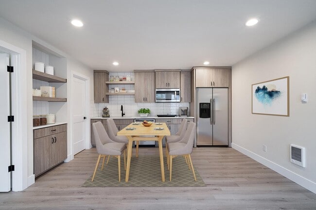 Building Photo - Modern University Park apartment by UP & Cathedral Park