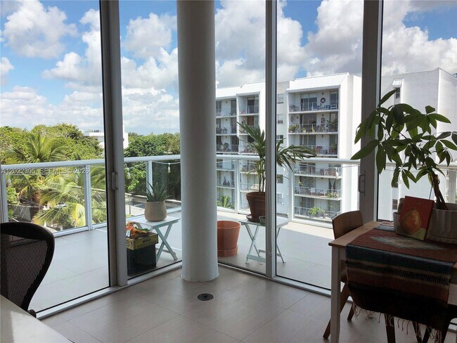 Foto del edificio - 720 NE 62nd St