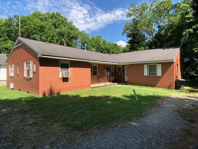 Building Photo - Two Bedroom Triplex on E. Bessemer