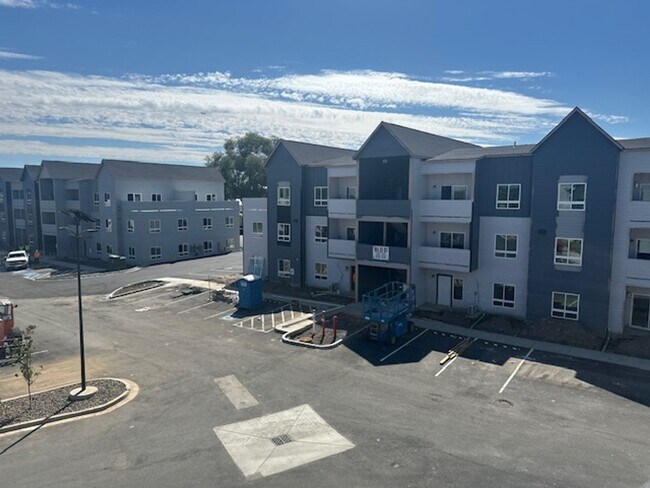 Foto del edificio - Now Leasing Modern Heights Apartments