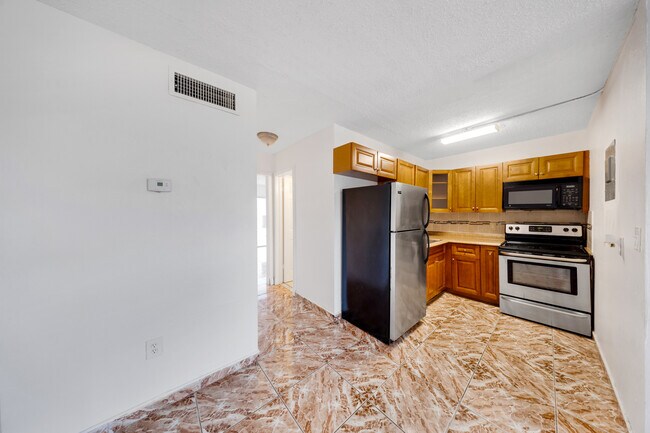 Foto del edificio - 301 NW 177th St