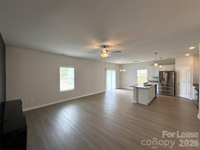 Foto del edificio - 6225 Lowe Ln