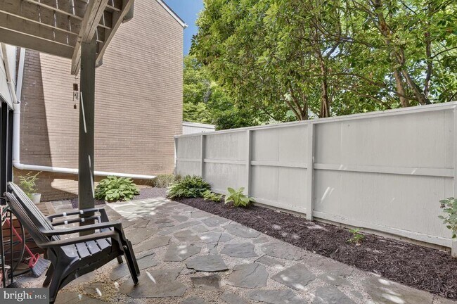 Building Photo - 5276 Pooks Hill Rd