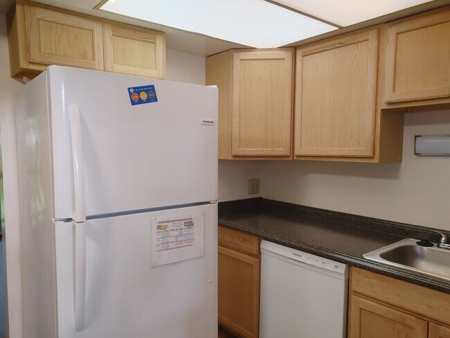 Building Photo - 2 Bed/1 Bath overlooking Iuka Ravine