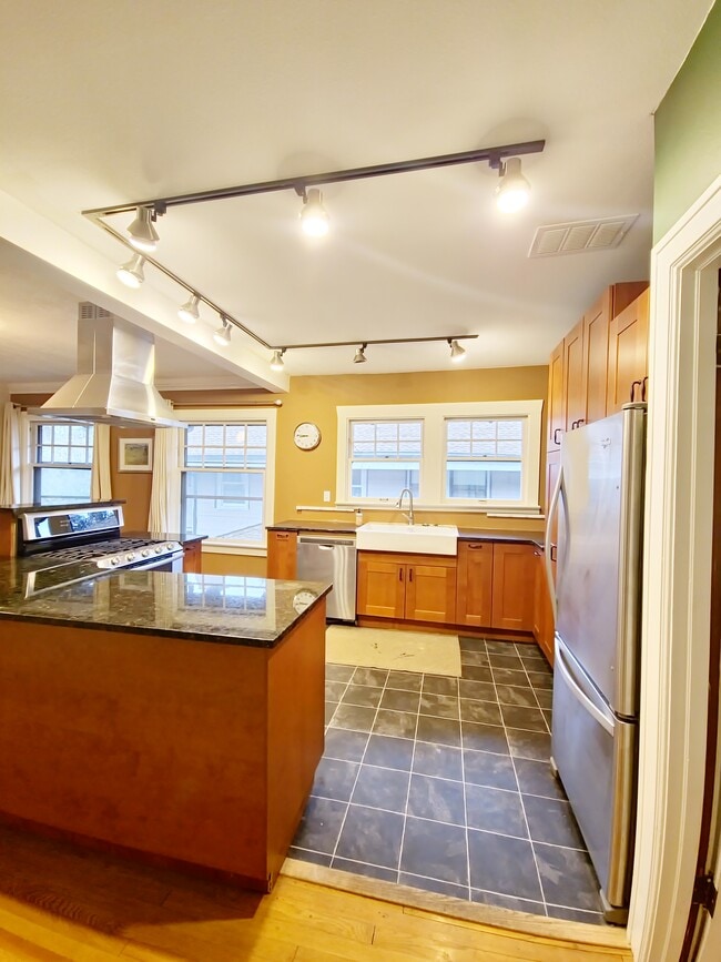 Building Photo - 1804 NE 24th Ave