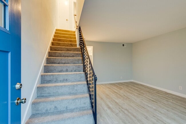 Building Photo - 305 33rd Ave N