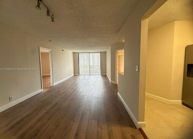 Foto del edificio - 3300 NE 191st St