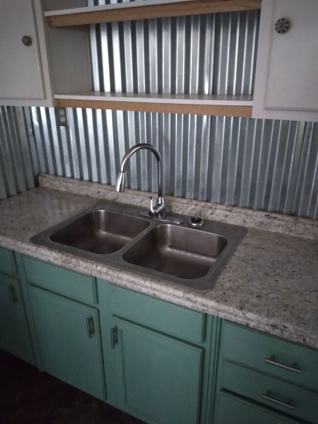 Building Photo - *LEASED* 2/1 Home for Lease ($660 w/water ...