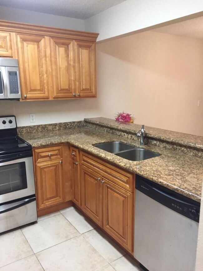 Building Photo - 1475 Lake Crystal Dr