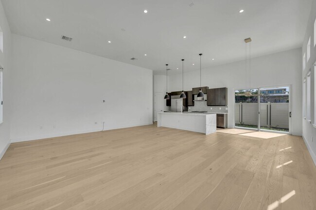 Building Photo - Modern Townhome- walk to Park Avenue
