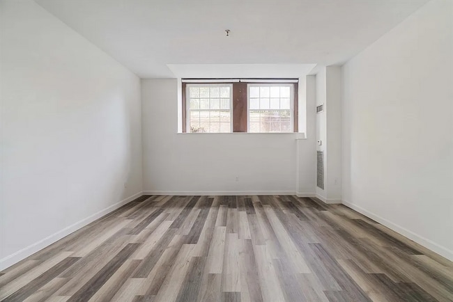 Building Photo - 76 Elm St