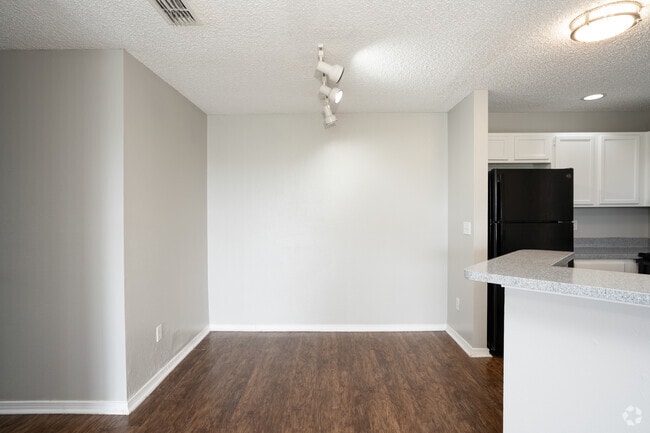 3BR, 2BA - 1,189SF - Dining Room - Canal Place