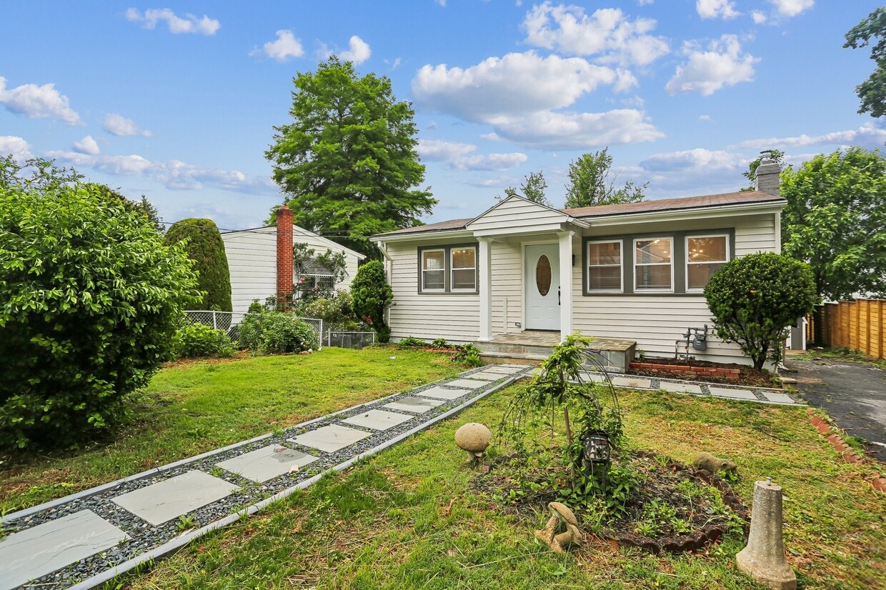 Photo - 203 Woodland Rd (Rockville, MD)