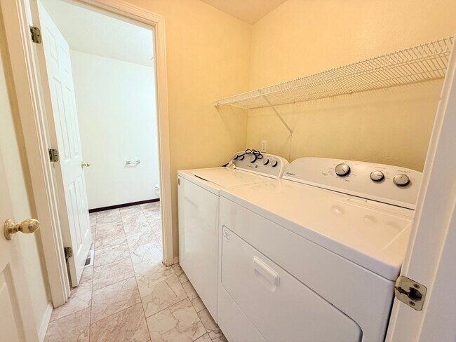 Building Photo - Beautiful 3 Bedroom Beaverton Home with Ne...