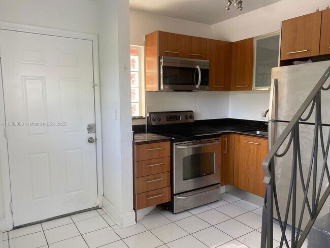 Foto del edificio - 421 NE 68th St