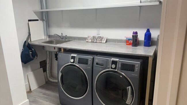 Photo du bâtiment - 3089 Starlight Way