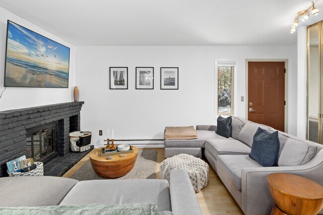 Foto del edificio - 2230 Ridge Dr