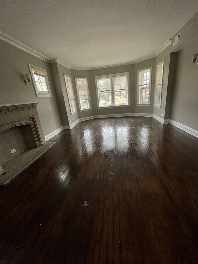 Building Photo - 1020 W 68th St