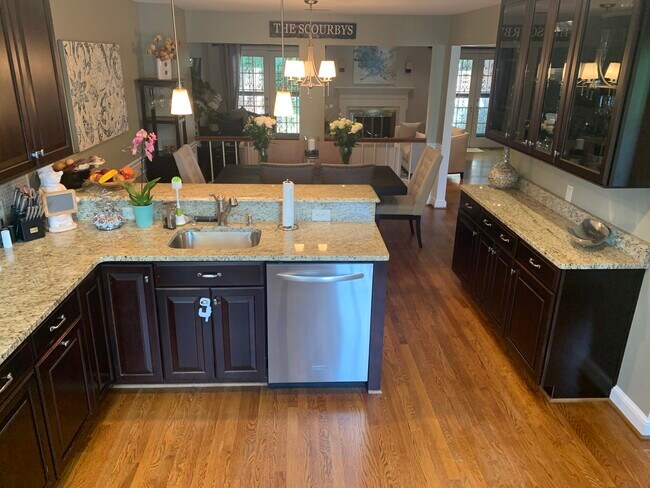 Vista de la cocina al salón (segundo piso). - 2367 S Queen St