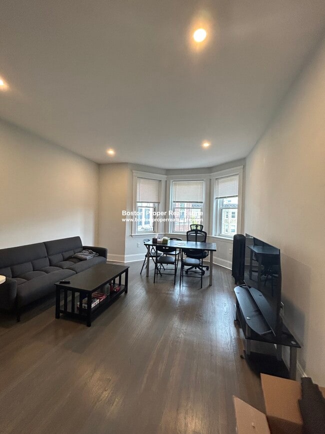 Building Photo - 102 Queensberry St