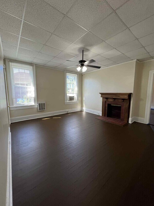 Primary Photo - 206 College St
