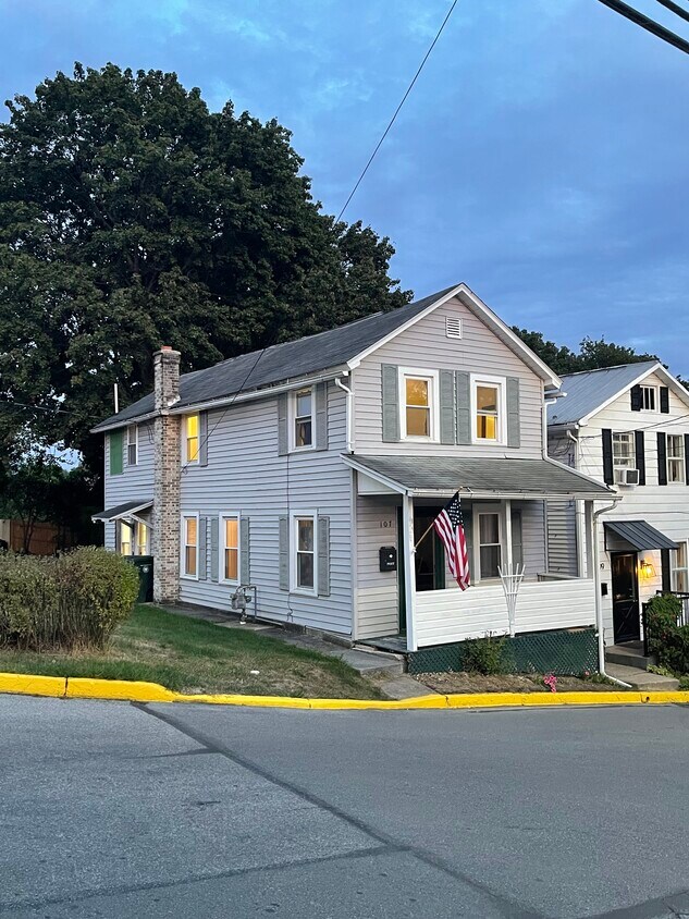 Foto principal - 107 S Ridge St