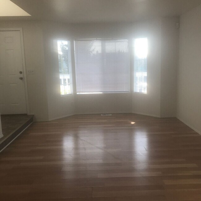 Foto del edificio - 4-Bed, 2 Bath home w/2-car garage in Federal Way, $3,300/mo.