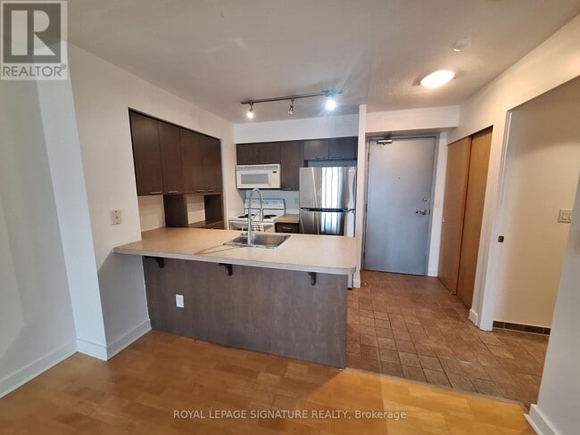 Building Photo - 255 Richmond St E