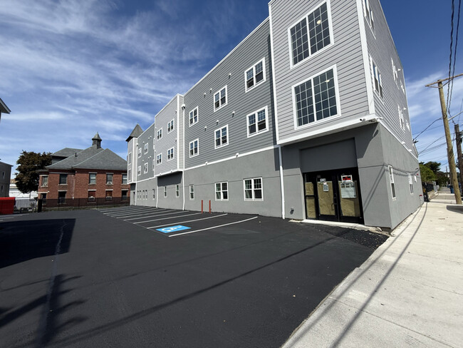 Building Photo - 124 Abbott St