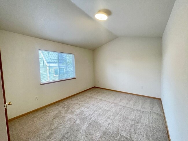 Building Photo - 2 Bed, 2 Bath Condo Near CSU!
